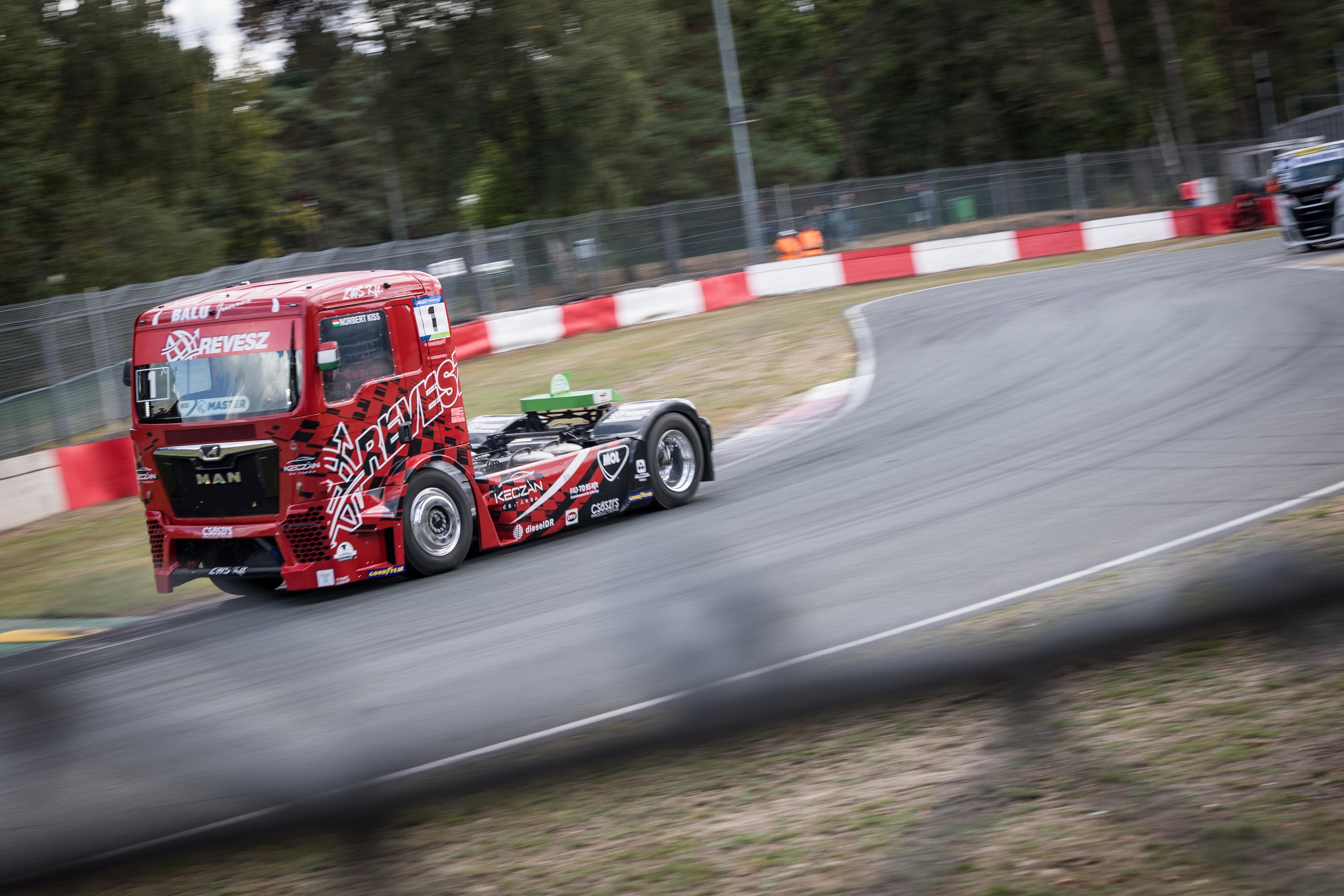 KISS AND HAHN MAKE UP FRONT ROW FOR RACE 3